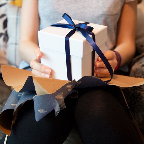 unwrapping christmas presents, christmas present, christmas gift, christmas box